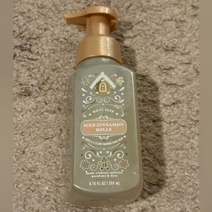 Bath & Body Works Iced Cinnamon Rolls Bakery Gentle & Clean Foaming Hand Soap